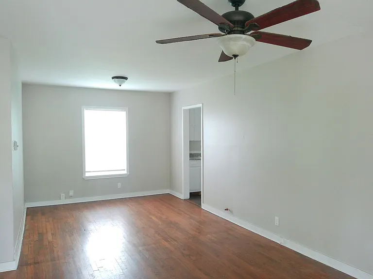 2837 Sarita St — Photo 2