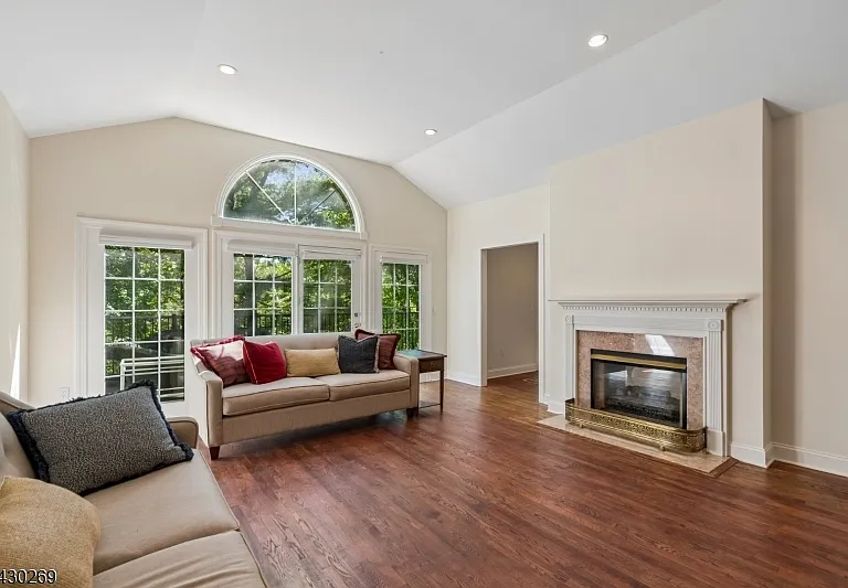 8 Morgan Ct — Photo 4