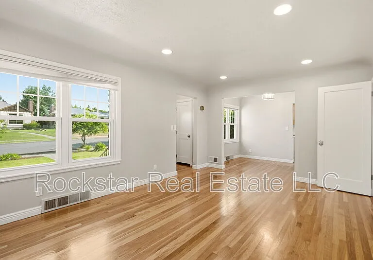 3027 W Cleveland Ave — Photo 4