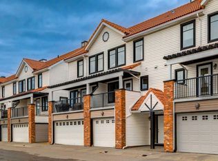 12 S Royal Oak Ln NW, Calgary, AB T3G 6B5