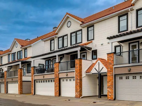 12 S Royal Oak Ln NW, Calgary, AB T3G 6B5