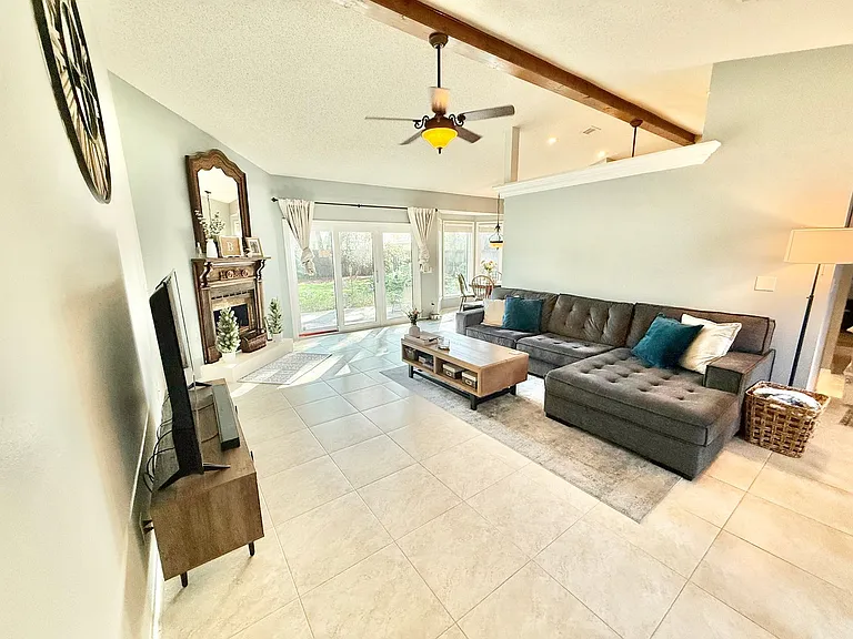 4457 Parkwood Sq — Photo 4