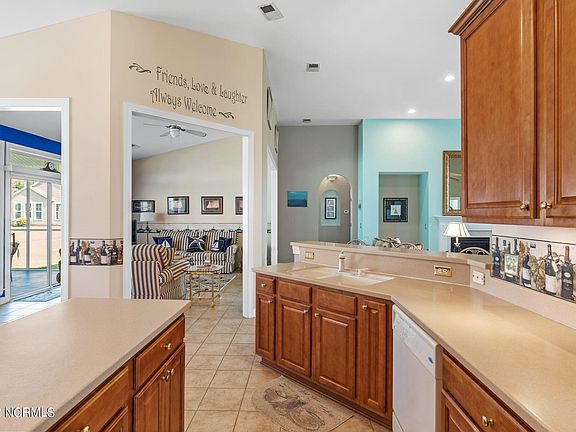 2nd image of 902 Meadowlands Trl NW