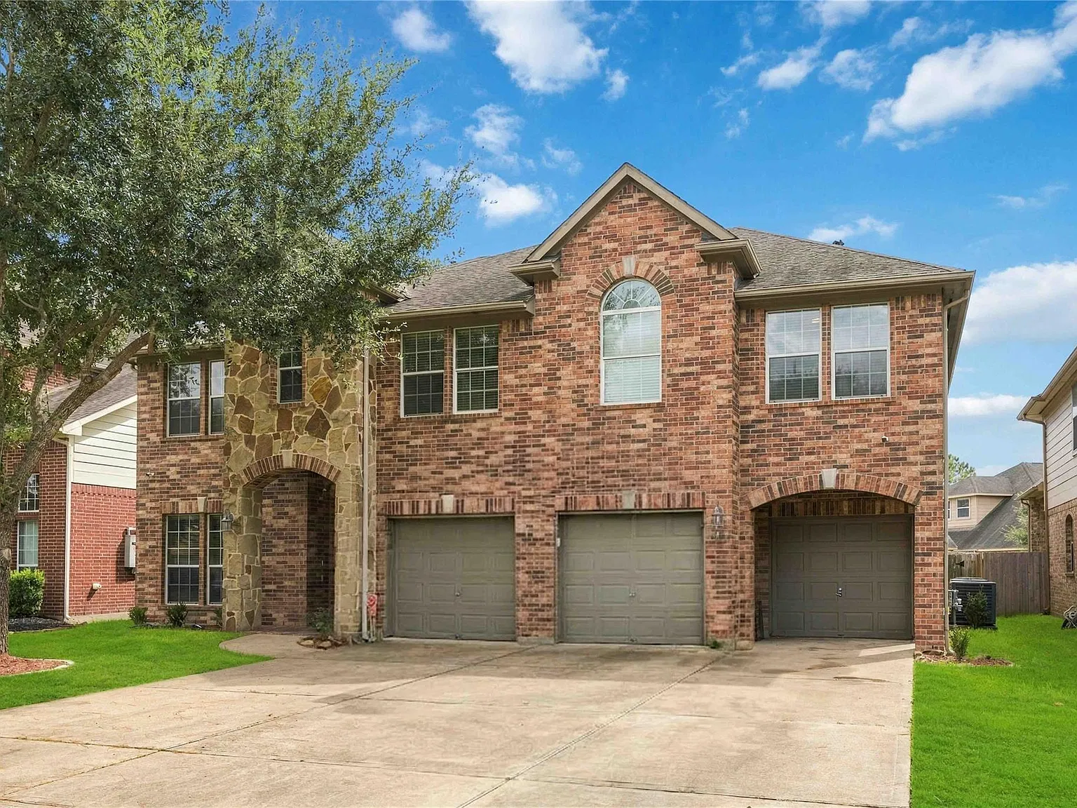 5 bed, 3.5 bath, 3442 sqft, $4,500 — Photo 2