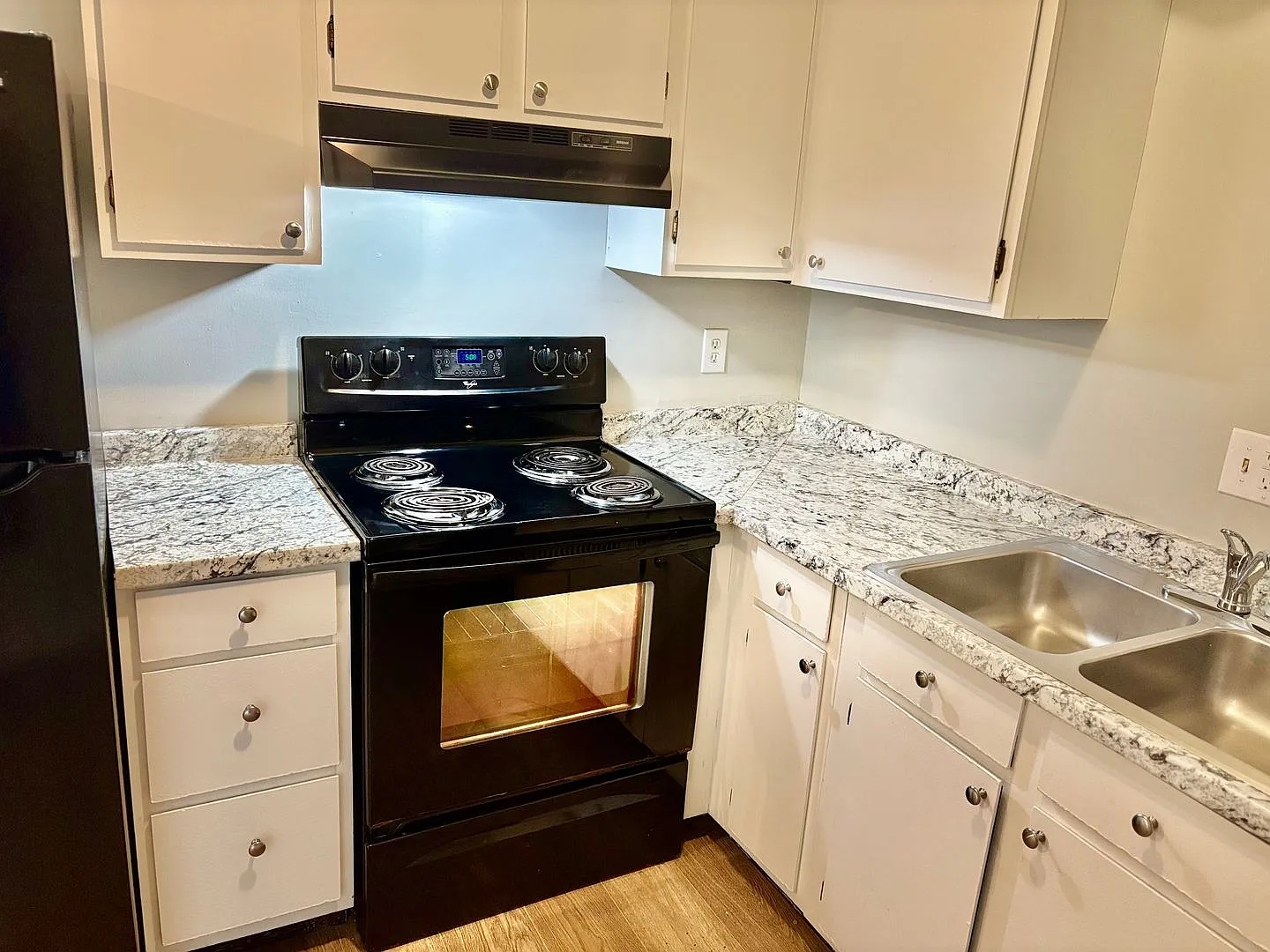 2 bedroom off Alumni! — Photo 1