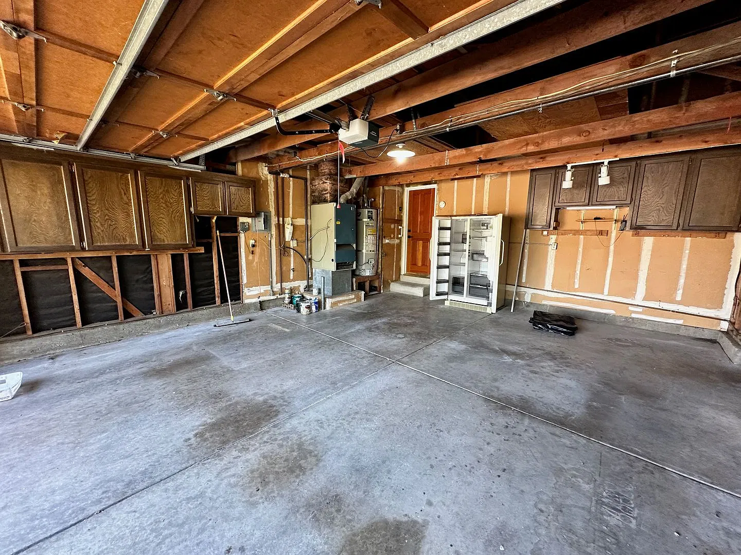 Spacious 4 Bedroom, Single-Level Home with a Pool — Photo 3