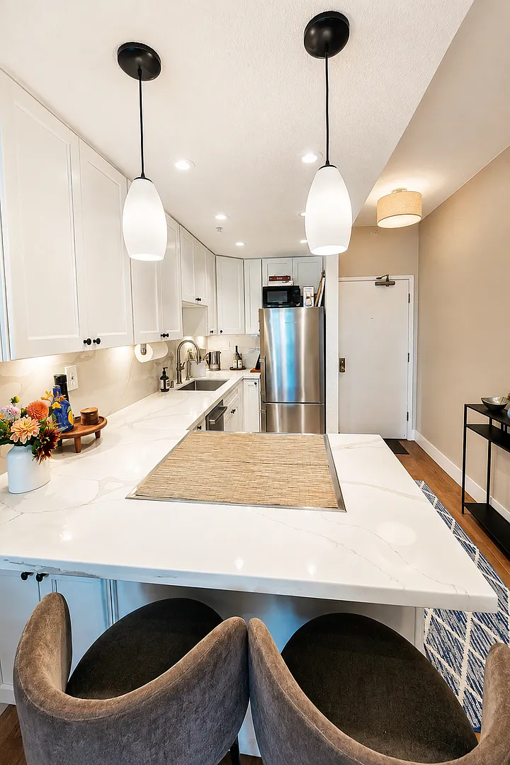 Furnished 1-Bedroom Garden Oasis with parking included — Photo 4