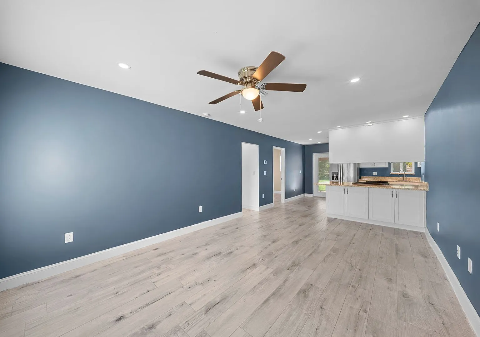 Renovated 3 Bed, 2 Bath Annual Rental in Naples Park — Photo 2