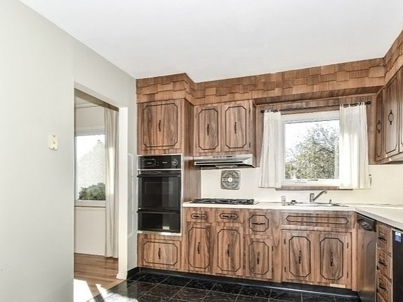 3rd image of 2462 Woodside Rd