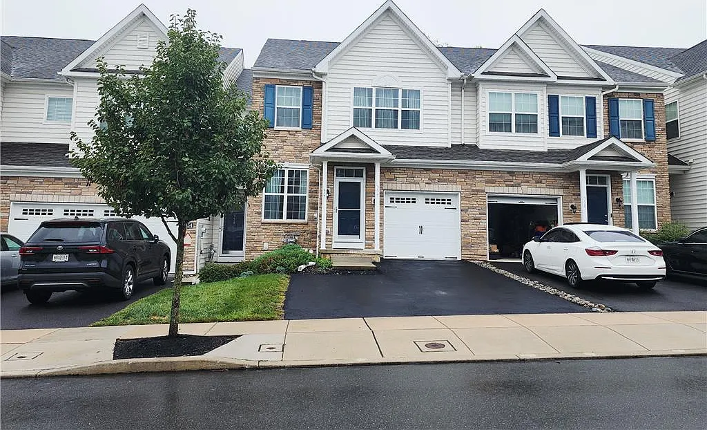 3 bed, 2.5 bath, 2575 sqft, $2,950 — Photo 1