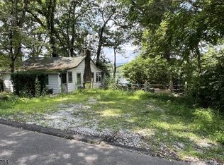 115 Wildwood Rd, Oak Ridge, NJ 07438