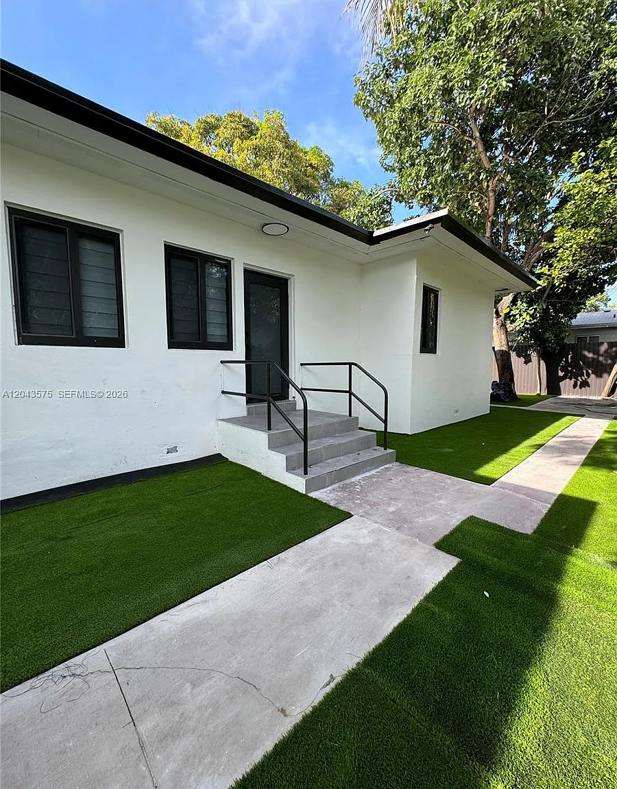 Sunshine Manor — Photo 1