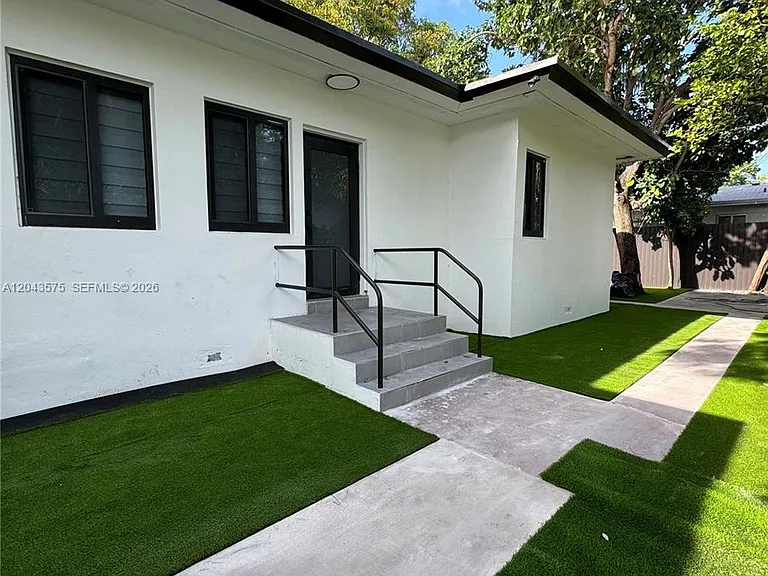 5521 NW 1st Ave #4 — Photo 1