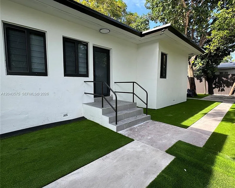5521 NW 1st Ave #4