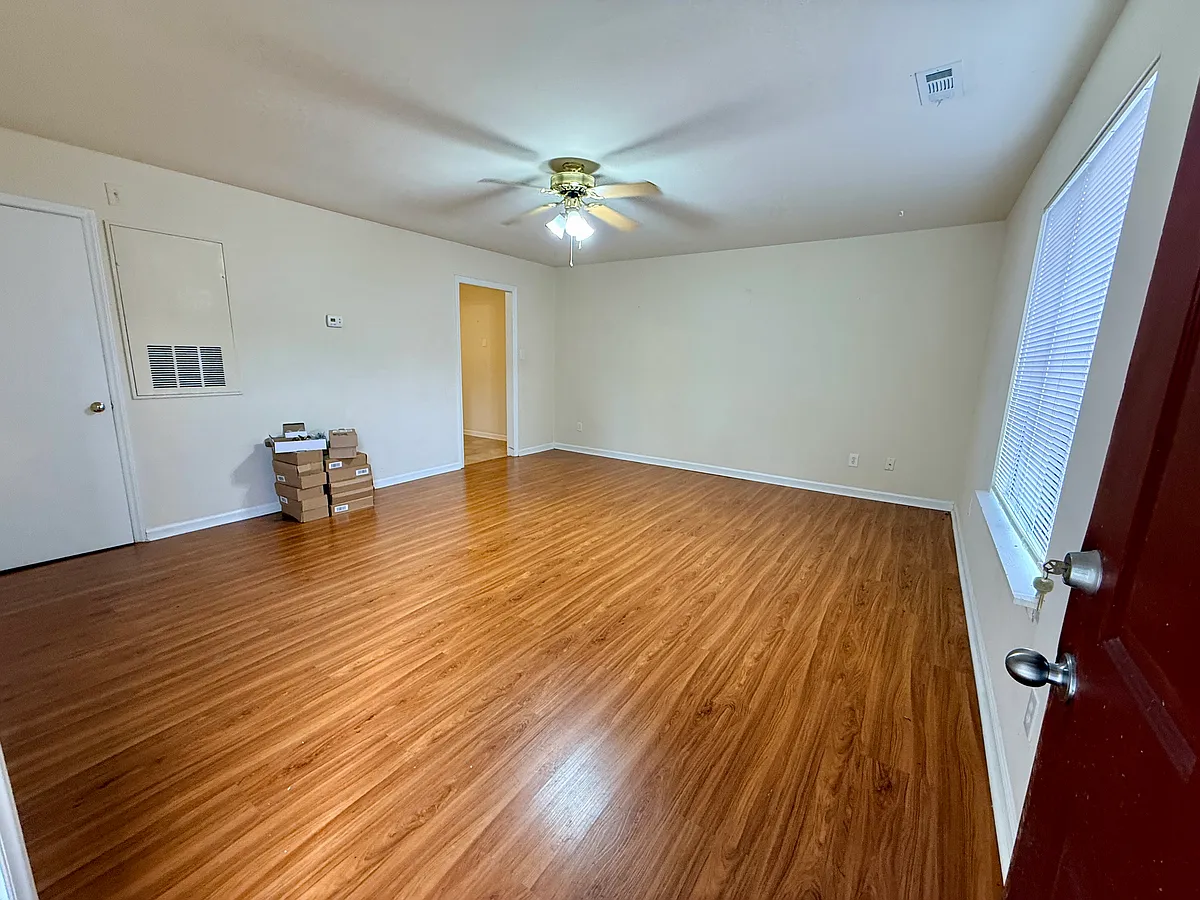 Building Photo - 1309 Hudson Ave #C6
