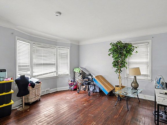 5th image of 23071 Chippewa St