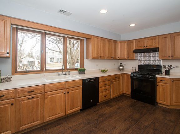 2nd image of 826 Parkway Dr