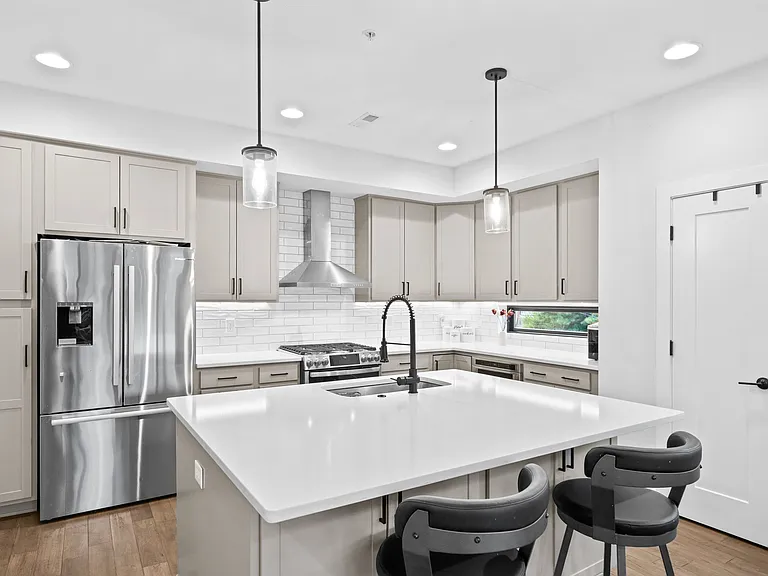 2200 W 7th St — Photo 14