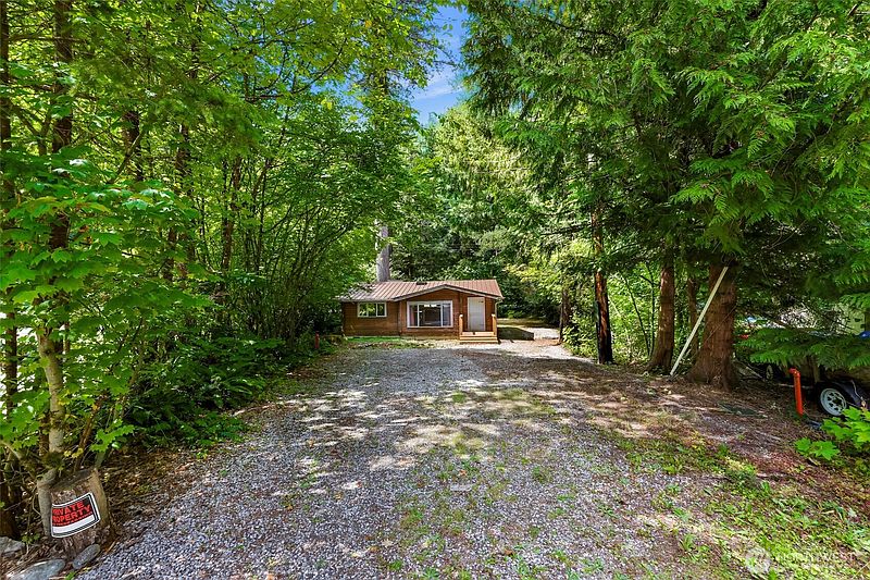 4th image of 6105 Poppy court
