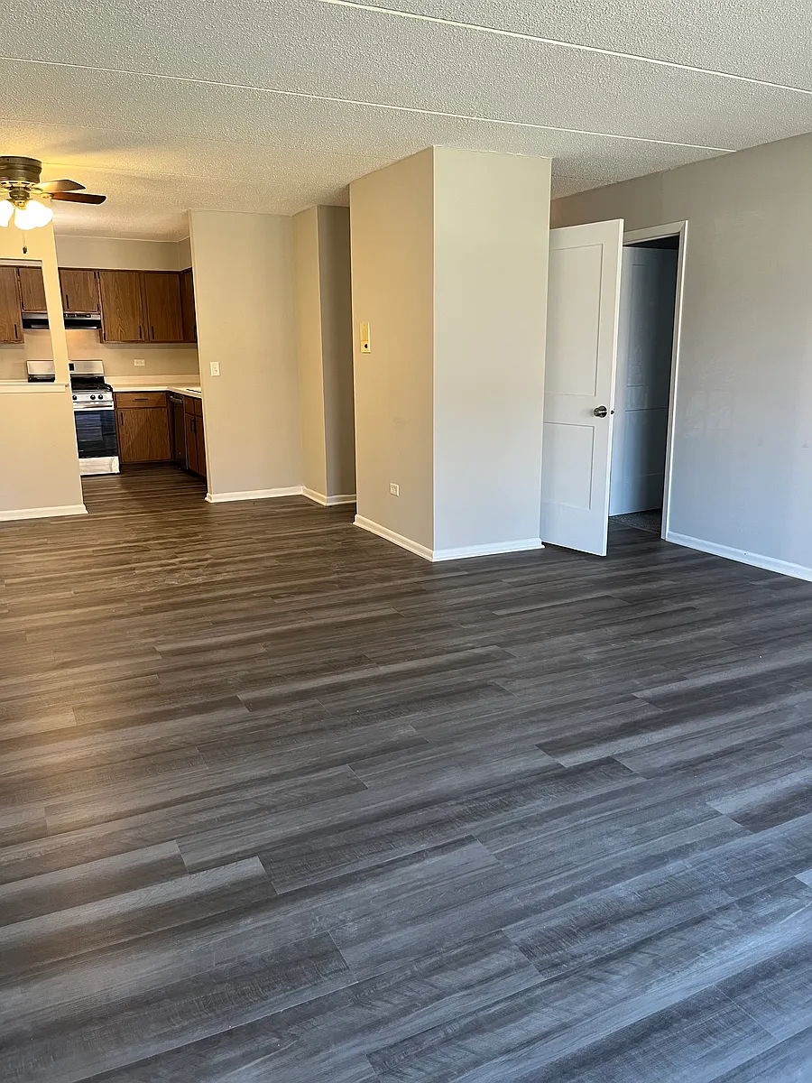 Building Photo - 15 E Maple St #AD
