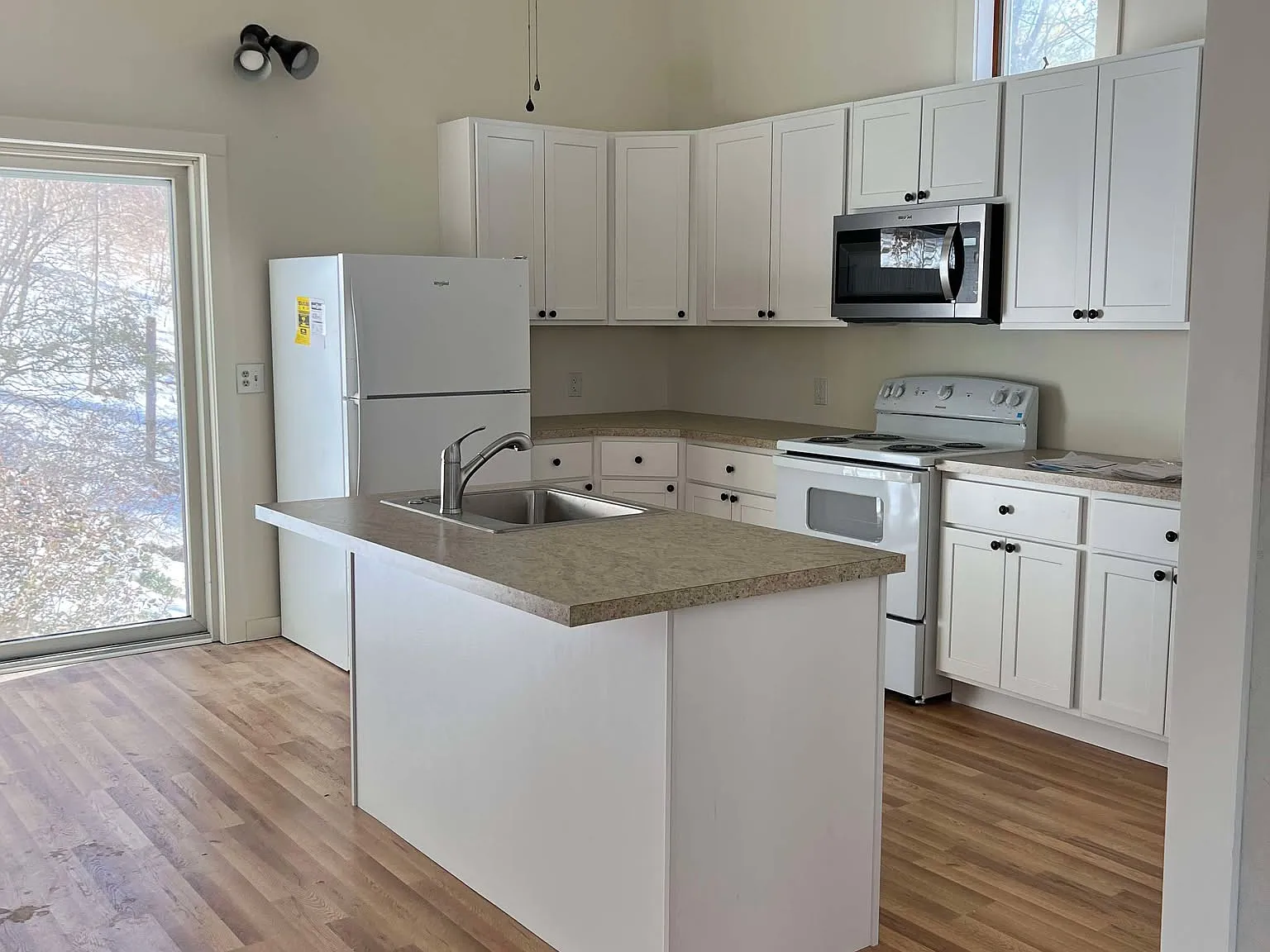3 bed, 1600 sqft, $2,350 — Photo 1