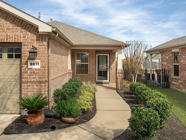 2811 Cone Flower Dr — Photo 3