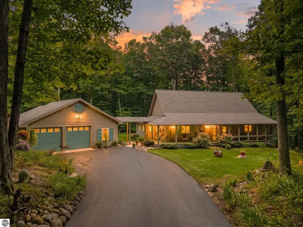 5610 Woodland Ct, Bellaire, MI 49615