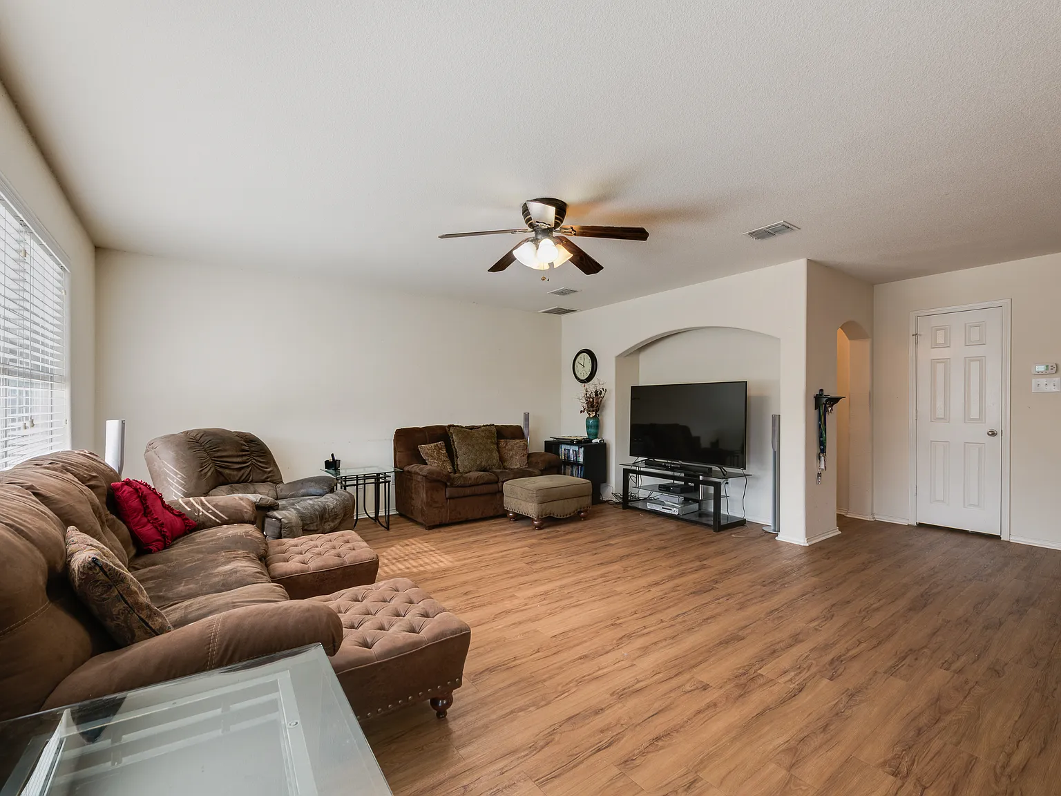 3 bed, 2.5 bath, 1653 sqft, $2,100 — Photo 3