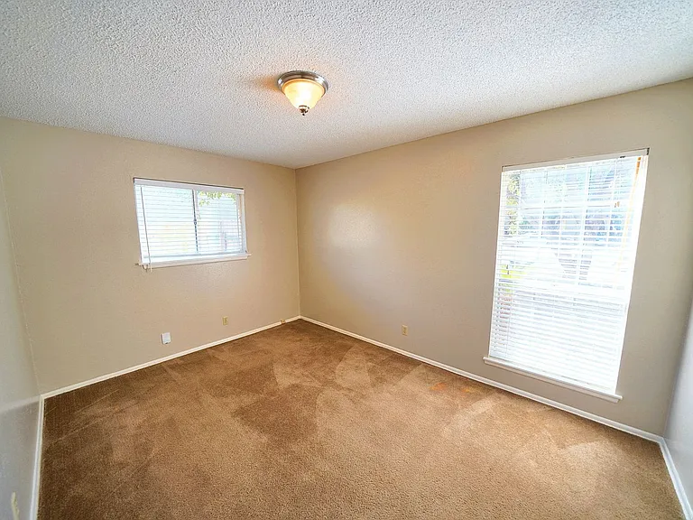 225 Linda Ct — Photo 16