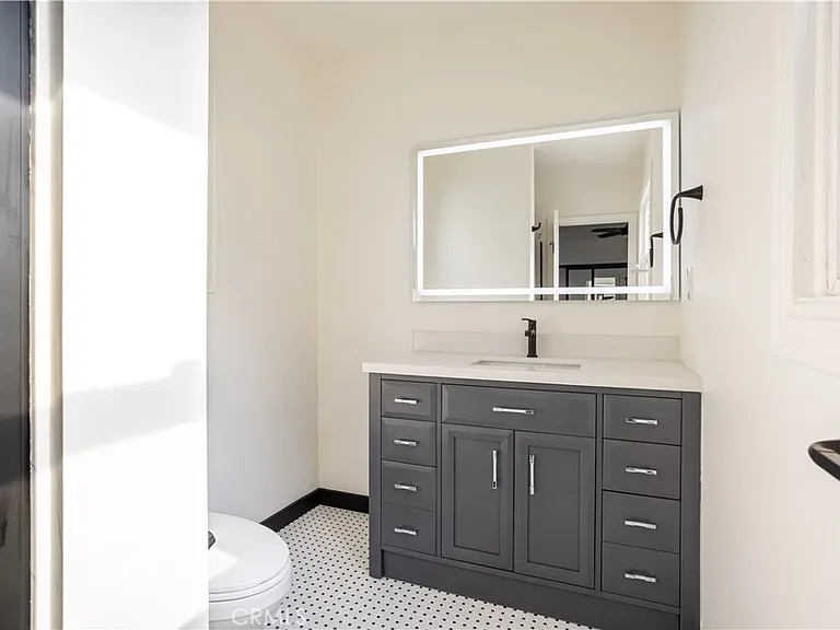 738 S Stanley Ave — Photo 15