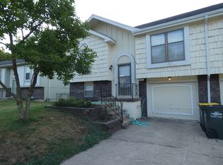 5903 Creek View Dr, Kansas City, MO 64152