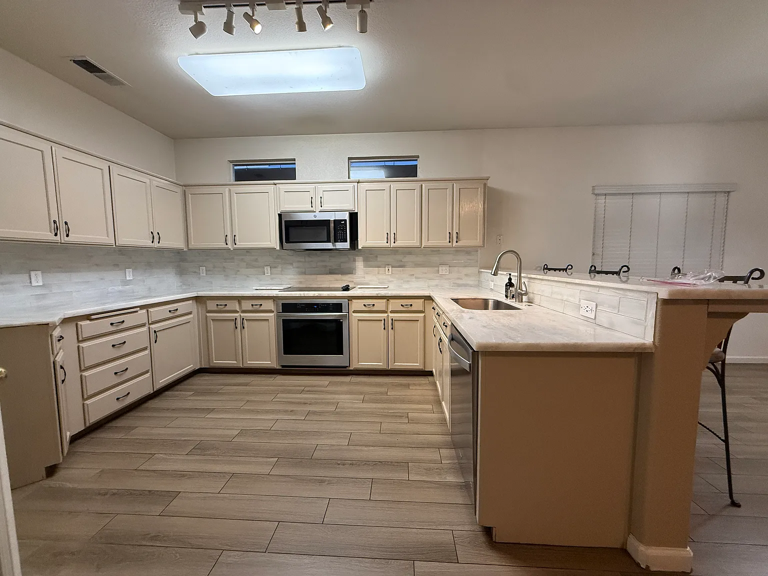 4 bed, 1923 sqft, $2,795 — Photo 2