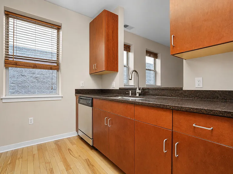 1112 W Washburne Ave #301 — Photo 8