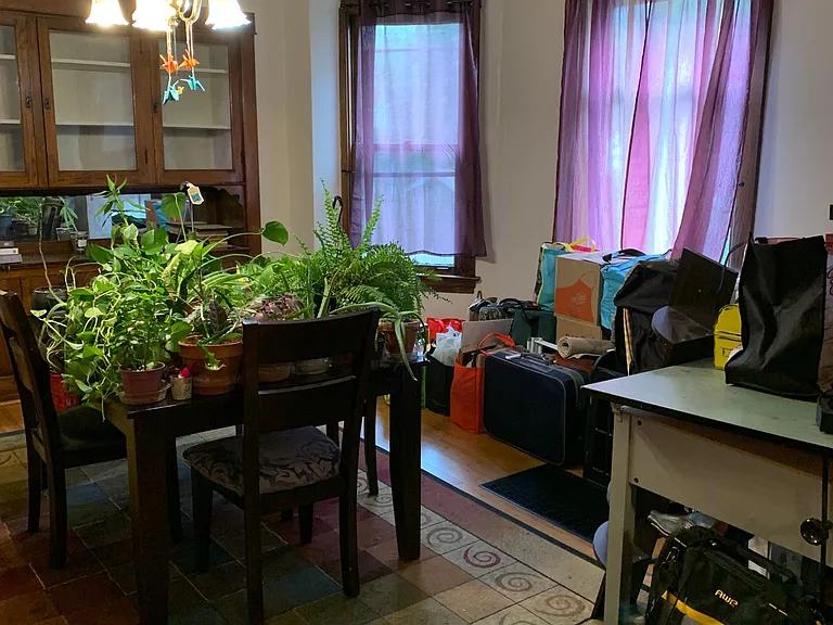 DR, built-in, bay window facing south