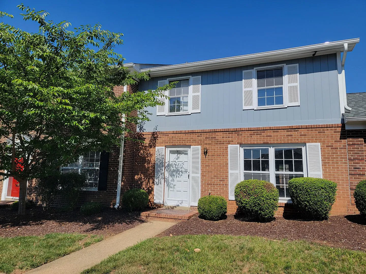 3 Bedroom 2.5 Bathroom Townhome — Photo 1