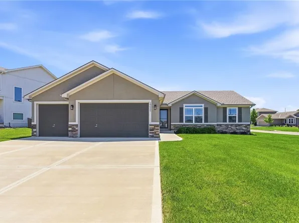 19625 W 197th St, Spring Hill, KS 66083