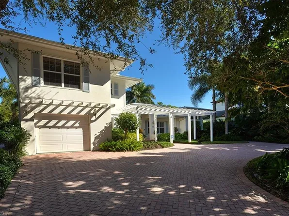 616 Palm Cir E, Naples, FL 34102