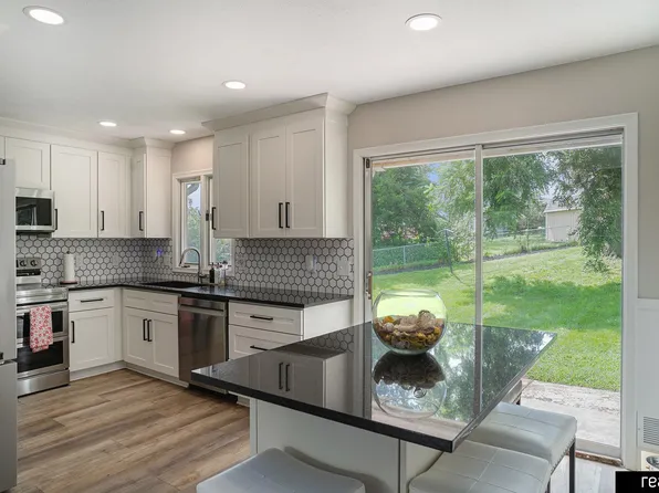 4004 N 92nd Cir, Omaha, NE 68134