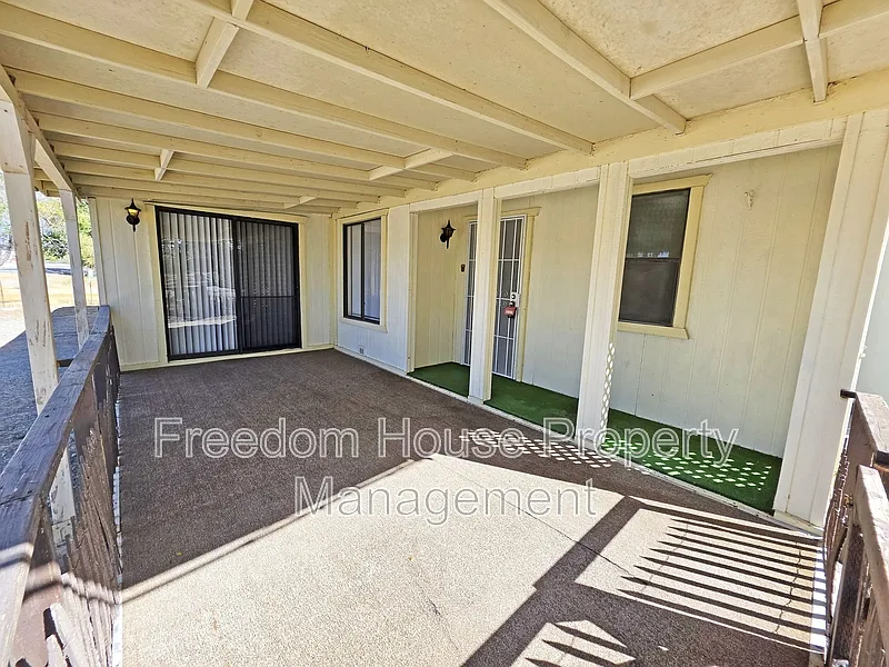 3 bed, 3.0 bath, 1937 sqft, $1,741 — Photo 2