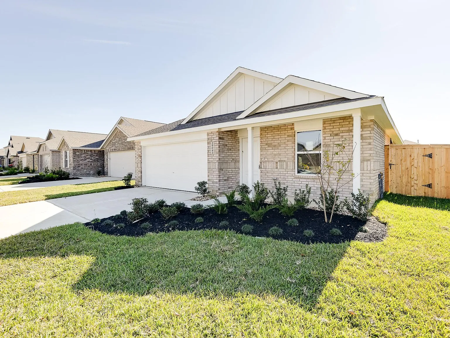 4 bed, 2.0 bath, 1736 sqft, $2,100 — Photo 2