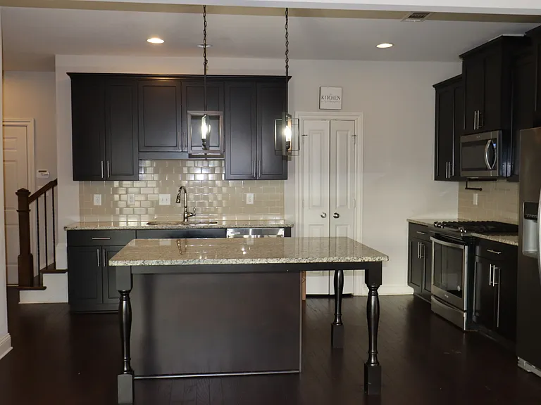 898 Westmoreland Cir NW — Photo 4