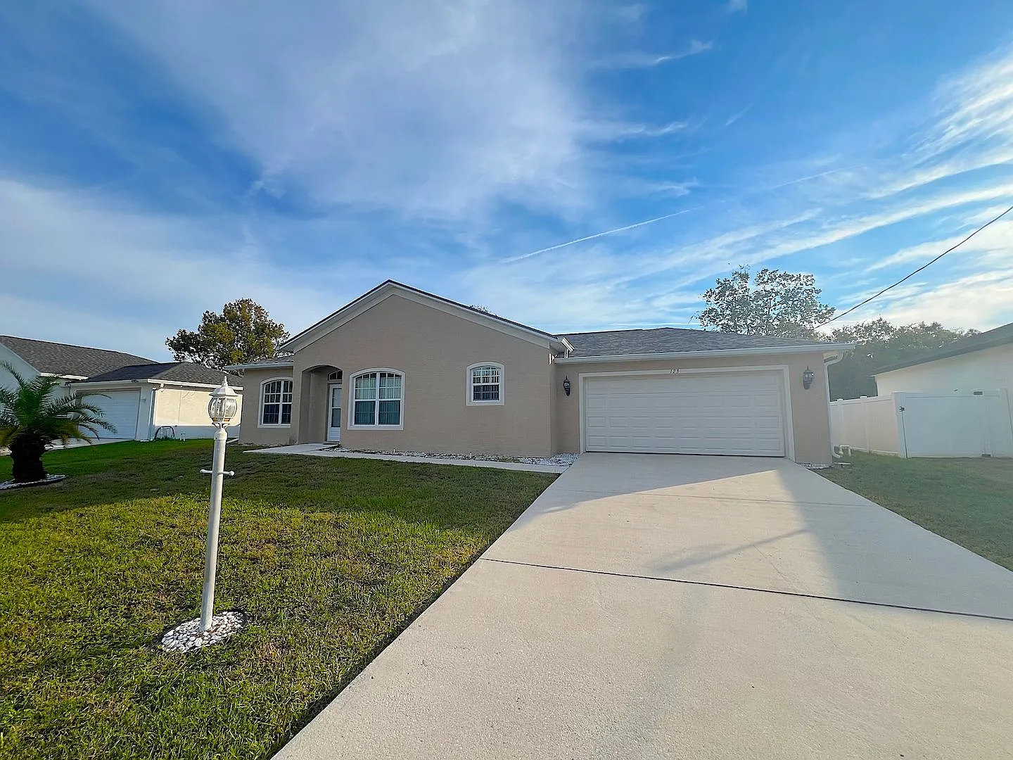 Roomy 3 Bed 2 Bath Home w Huge Screened Patio for Rent in Palm Harbor! — Photo 2
