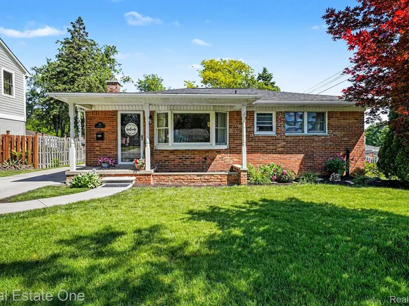 769 Manordale Ct, Milford, MI 48381
