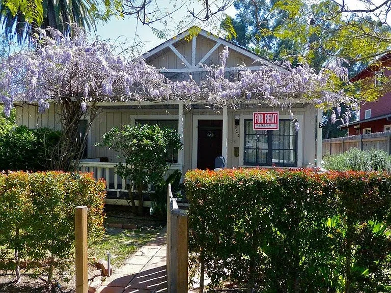 E Victoria St — Photo 1