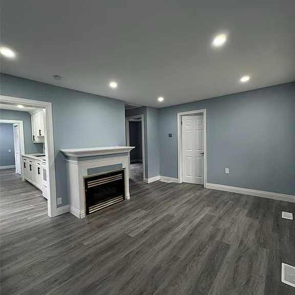 3669 Queen St — Photo 2