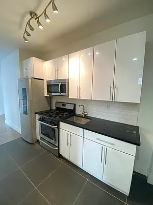 Rented by City Prime Commercial Realty  | media 14