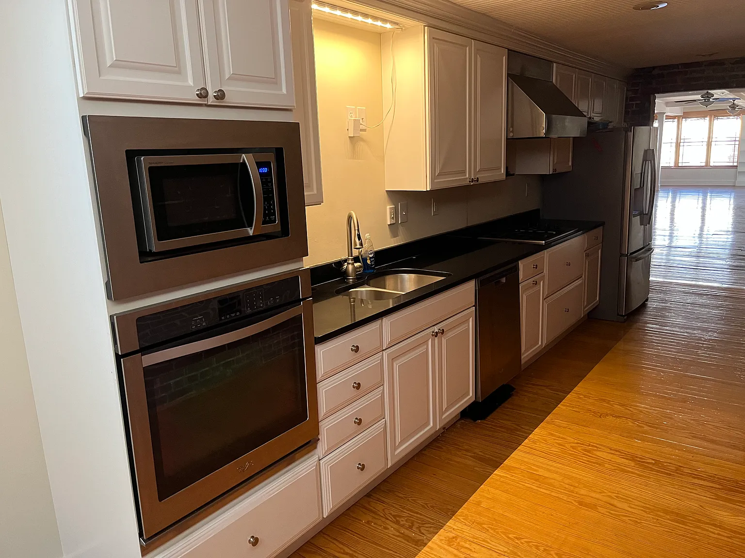 2 bed, 1.5 bath, 3500 sqft, $1,500 — Photo 4