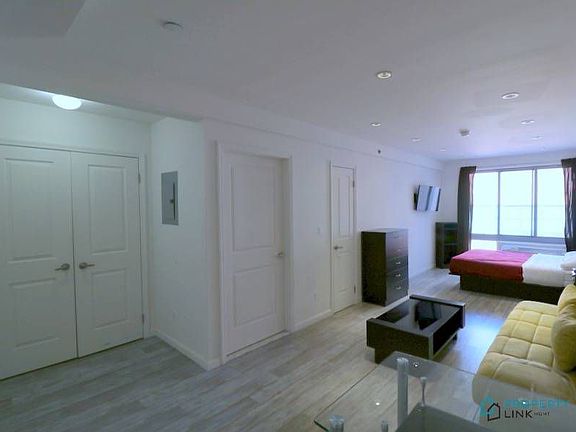 3rd image of 521 W 48th St APT 5F