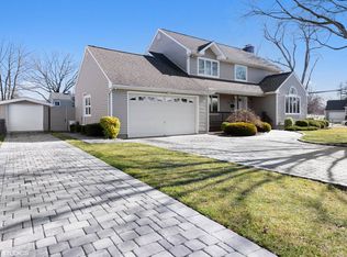 25 Wellington Ave, Deer Park, NY 11729