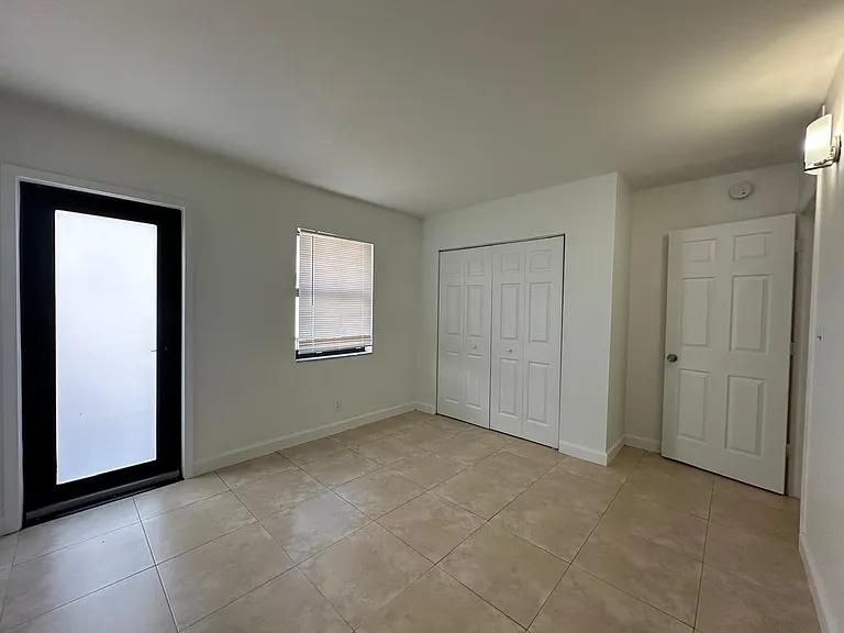 2705 NE 9th Ave — Photo 17